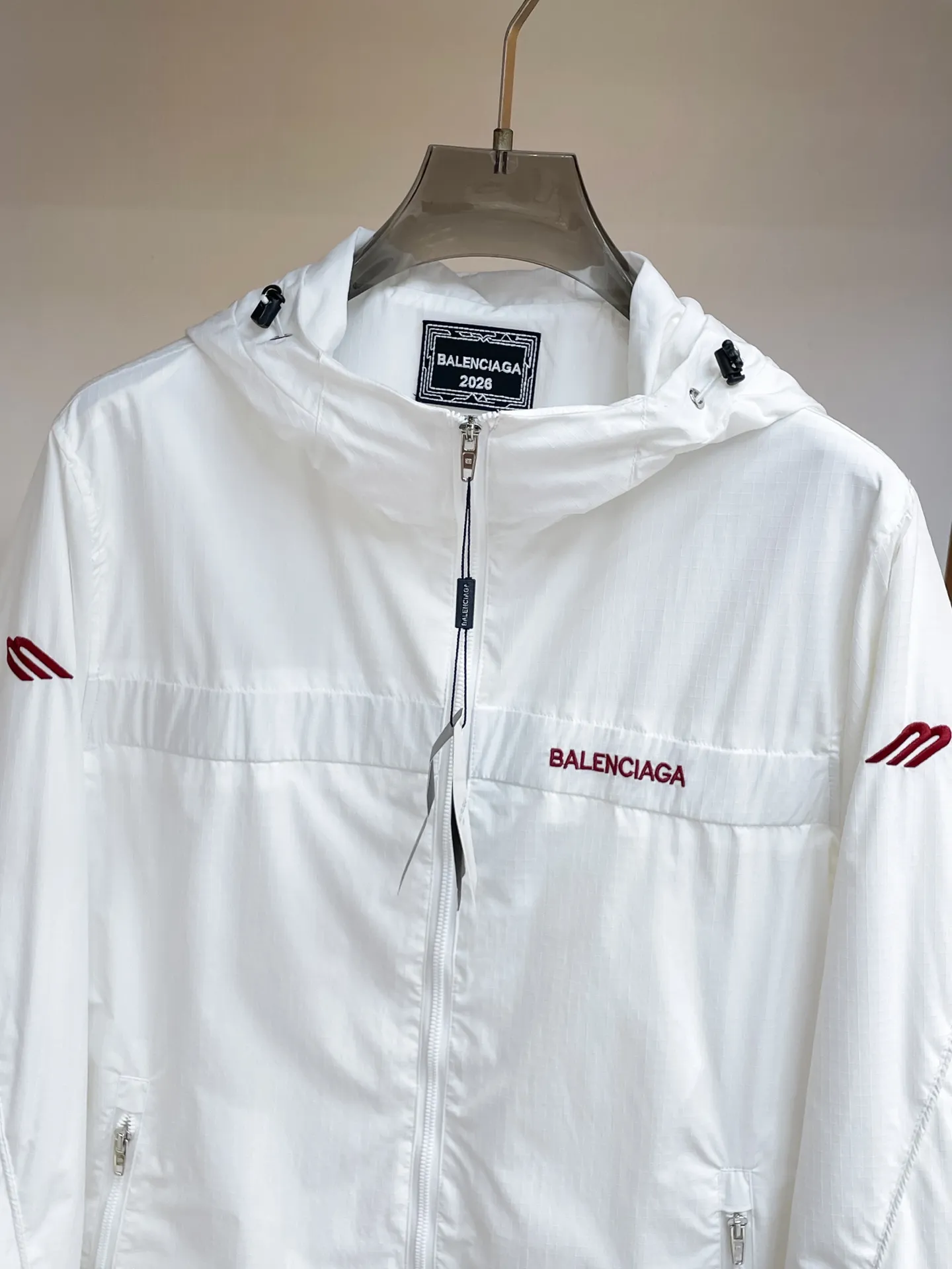 Balenciaga official website Same Style, complete with three labels, on sale in advance. 2026 Autumn and Winter New Arrival men's jacket, Original with complete three labels, Premium version. Custom-made fabrics at the counter. Breathable, high comfort, impeccable details, brand element design concept, reflecting high quality. It feels delicate and soft, presents a casual cut, and has a great upper body shape. Sizes: M～3XL